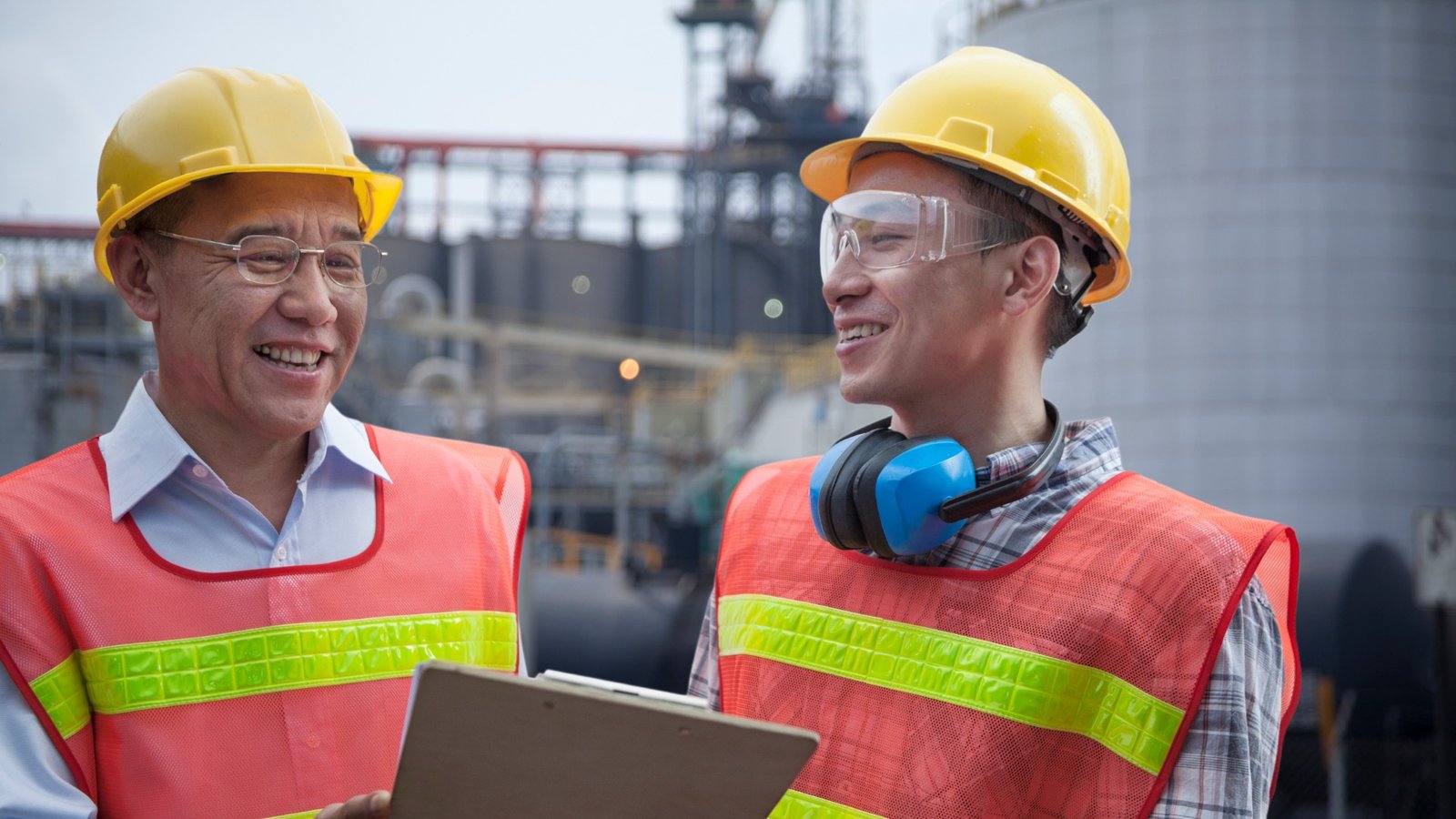 protección visual gafas de protección dos personas con implementos de dotación industrial